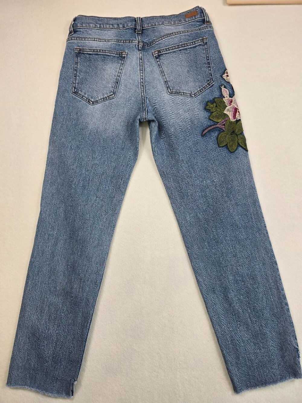 Sneak Peek Womens Floral Embroidered Blue Jeans Size 7 Distressed - Picture 6 of 8